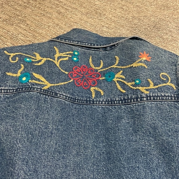 Beautiful denim jacket with floral embroidered handmade! 100👌% cotton Medium - Picture 10 of 12